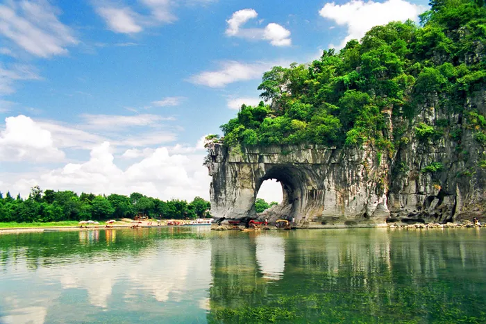 桂林、象鼻山、古东瀑布、大漓江、阳朔四飞6日品质游（新疆成团）