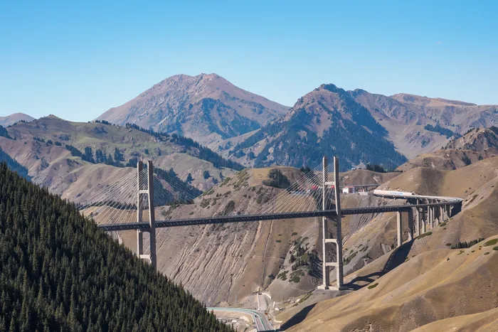 新疆抖音最火自驾游线路，穿越天山独库公路9日自驾游，必去景点唐布拉，赛里木湖，那拉提大草原，罗布人村寨，吐鲁番自驾9日游，新疆旅行社至尊豪华专线