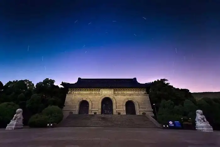 新疆夕阳红老人团北京+华东五市单飞双卧11日游【北京天安门广场/故宫博物院/颐和园/天坛、南京、无锡、苏州、杭州、上海】关注微信公众号力减100元